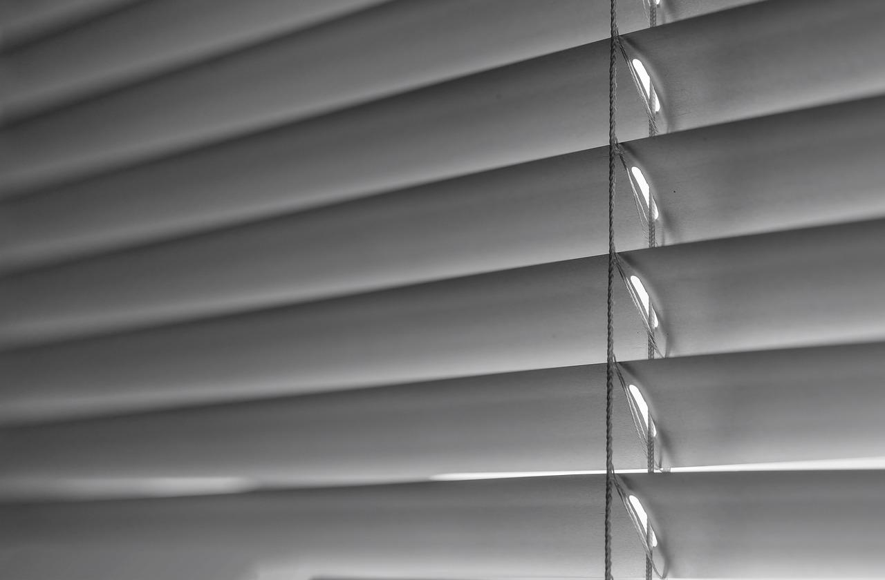Verticale PVC-lamellen in moderne uitvoering, duurzaam en vochtbestendig voor gebruik in badkamer en keuken