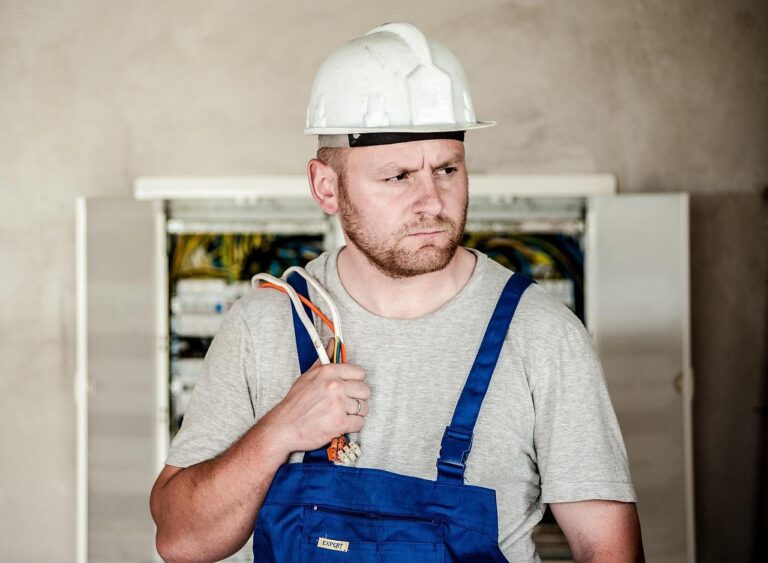 Elektricien voert onderhoud uit aan groepenkast van woning in Harmelen