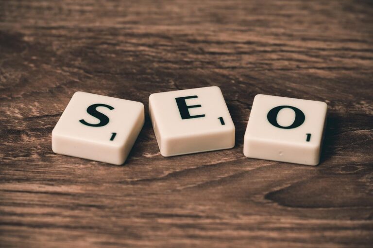Infographic over wanneer SEO uitbesteden zinvol is voor bedrijfsgroei en online vindbaarheid