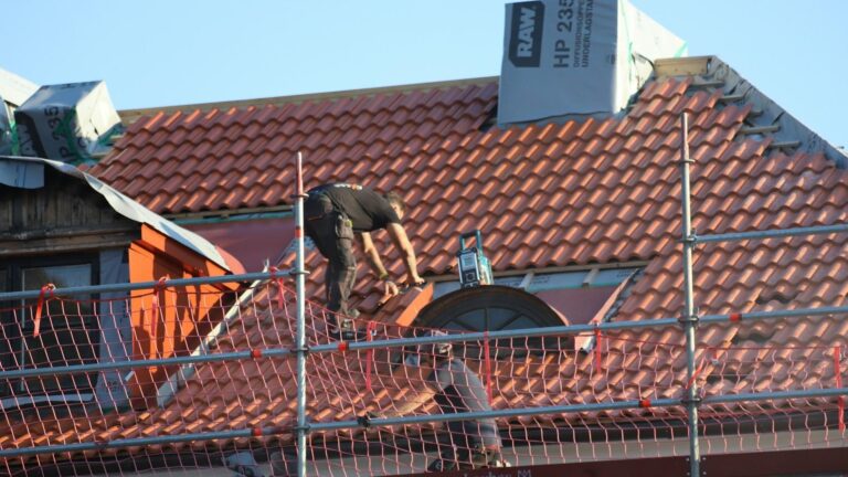 Beschadigde dakpannen en lekkages: signalen dat dakreparatie of renovatie nodig is voor het wooncomfort