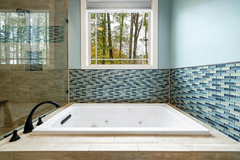 Interieur van een luxe vakantiehuis met inspiratie uit natuurlijke materialen, licht en comfort voor je eigen huis