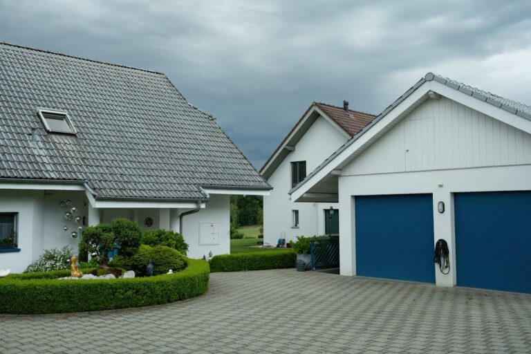 Kunststof rijplaten beschermen oprit en tuin tijdens verbouwing door gelijkmatige gewichtsverdeling